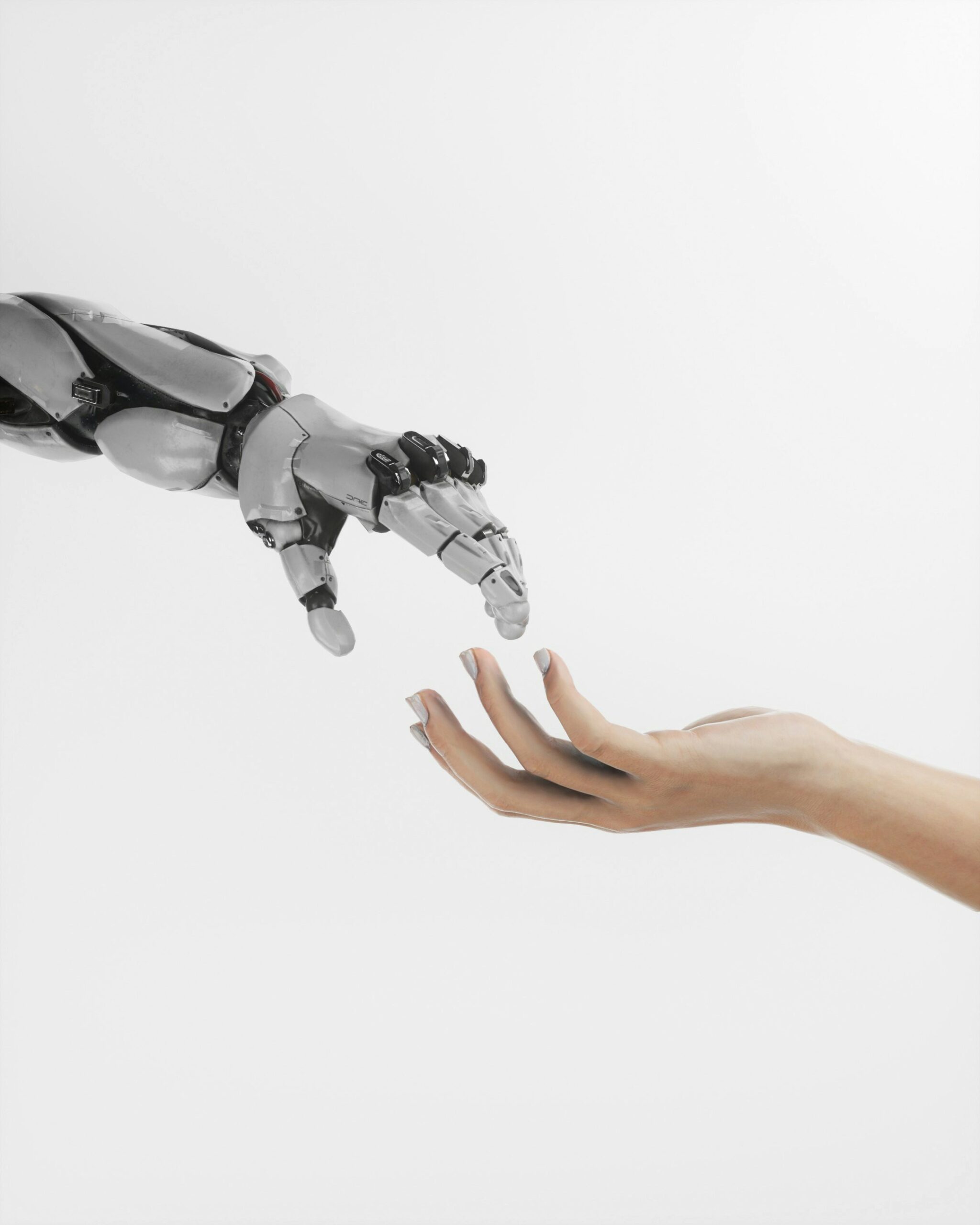 Roboterhand und menschliche Hand, die sich fast berühren